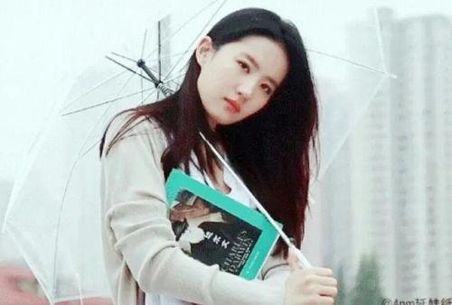 明星撑伞照,时尚与亲民并存的美态展现